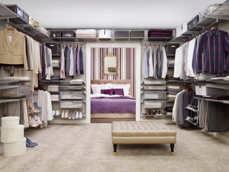 Пример оригинального дизайна: большая гардеробная комната унисекс в современном стиле с ковровым покрытием