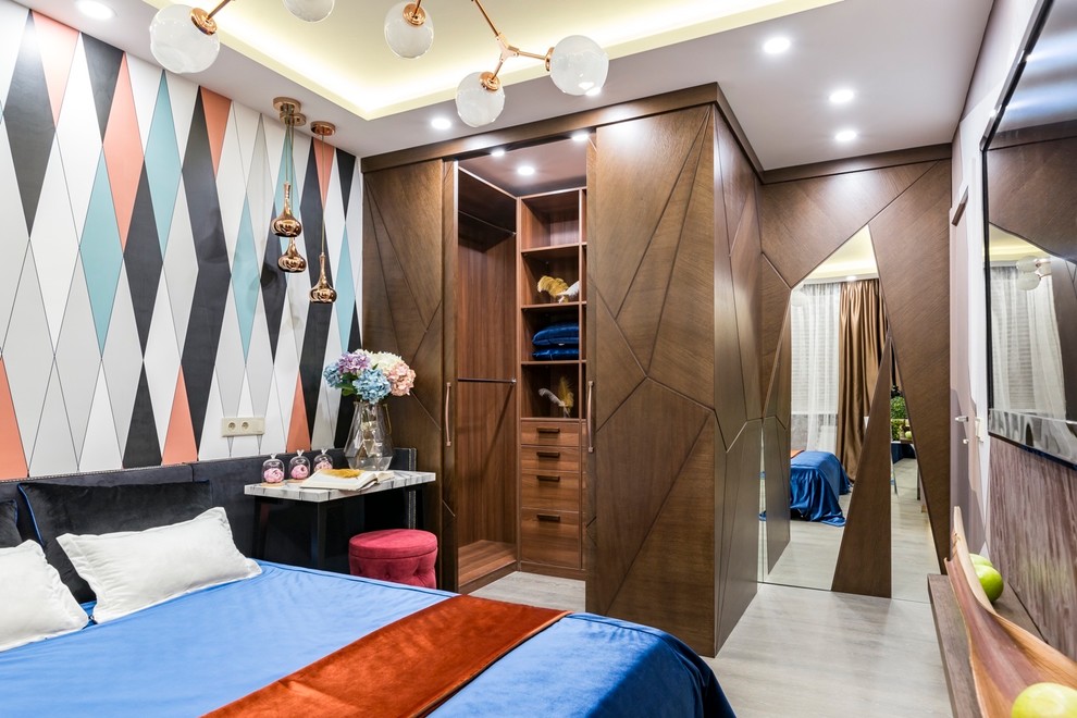 Идея дизайна: гардеробная комната в современном стиле с плоскими фасадами и фасадами цвета дерева среднего тона