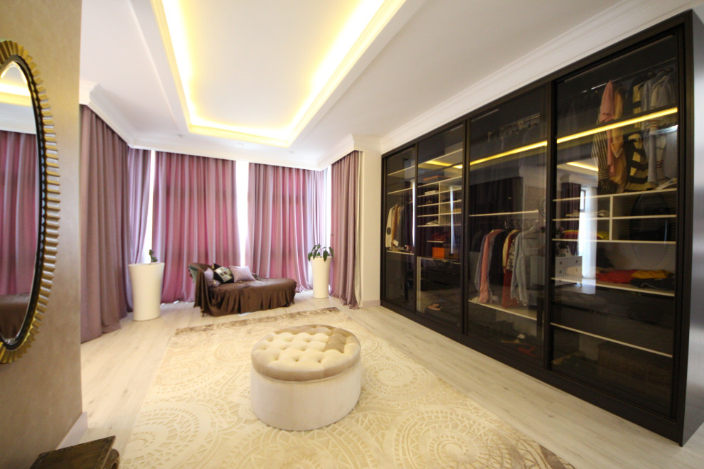 EIngebautes, Mittelgroßes Stilmix Ankleidezimmer mit Glasfronten, braunen Schränken, braunem Holzboden, beigem Boden und eingelassener Decke in Moskau