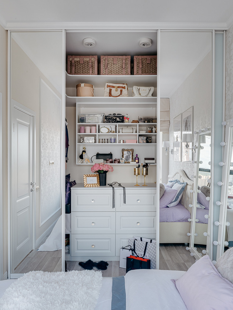 Modelo de armario de mujer clásico renovado con puertas de armario blancas y suelo beige