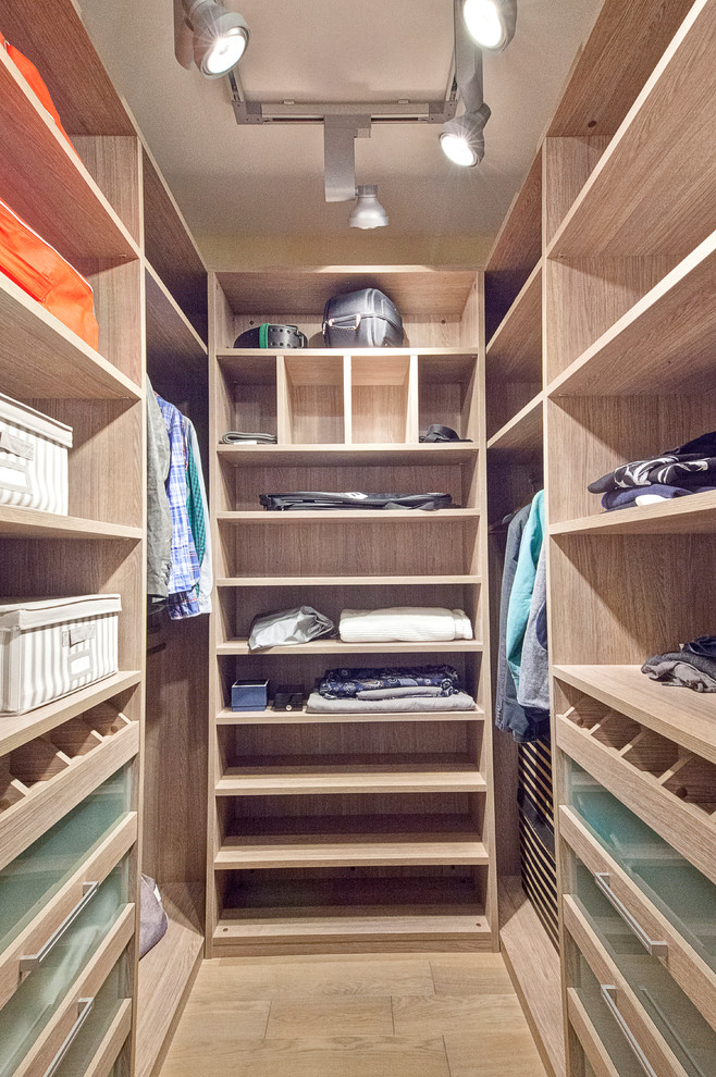 Foto de armario vestidor de hombre actual de tamaño medio con armarios abiertos, puertas de armario de madera oscura, suelo de madera en tonos medios y suelo beige