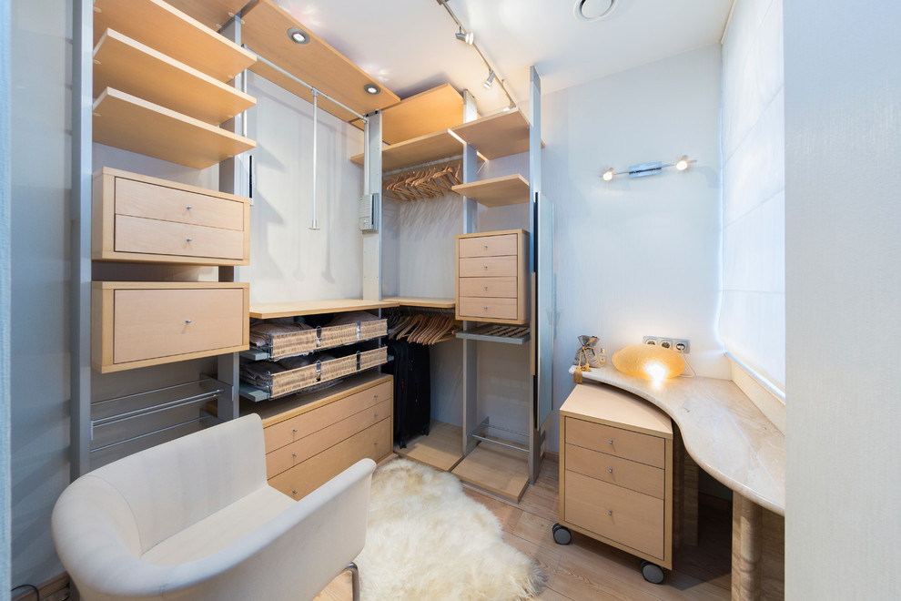 Источник вдохновения для домашнего уюта: гардеробная комната среднего размера с светлым паркетным полом для женщин