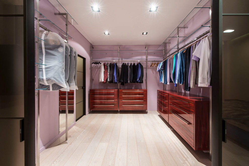 This is an example of a contemporary wardrobe in Moscow.