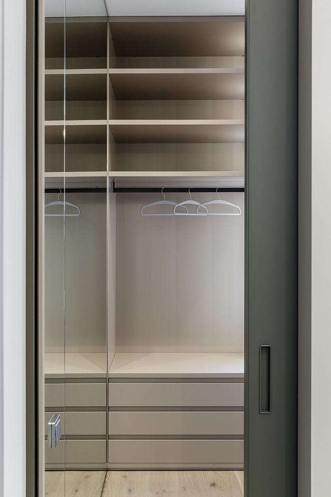 Ejemplo de armario vestidor actual con armarios abiertos y puertas de armario beige
