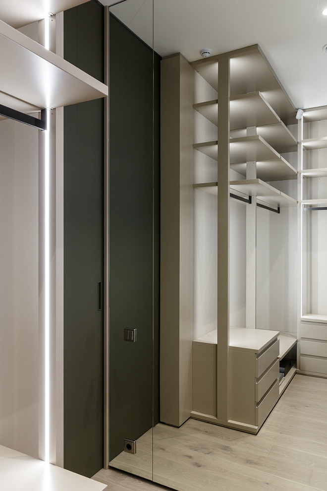 Идея дизайна: гардеробная комната в современном стиле с открытыми фасадами и бежевыми фасадами