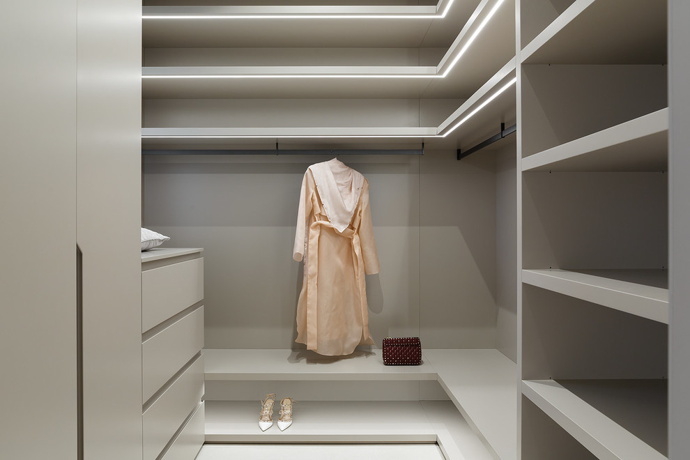Пример оригинального дизайна: гардеробная комната в современном стиле с бежевыми фасадами