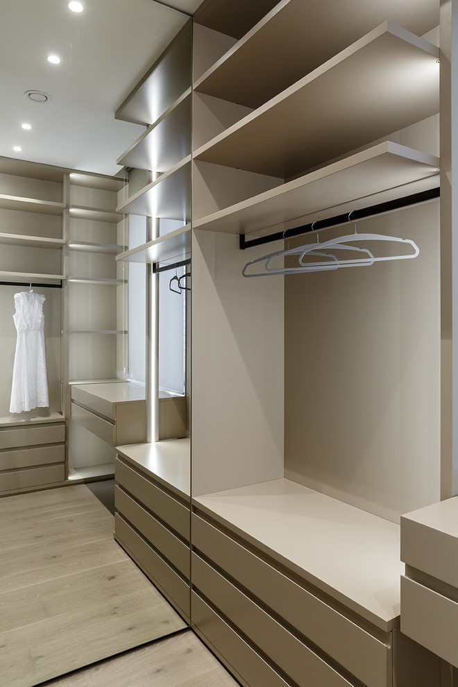 Exempel på ett modernt walk-in-closet, med öppna hyllor och beige skåp
