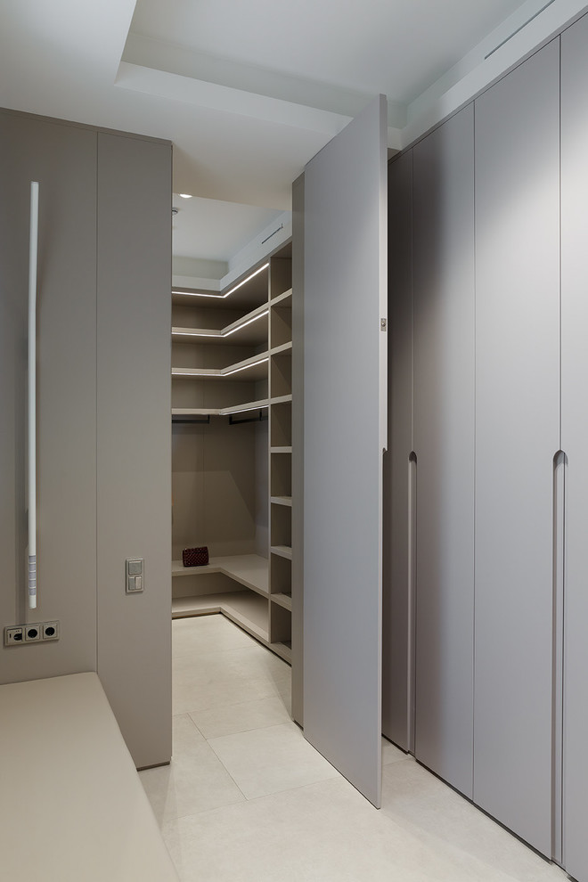 Foto de armario vestidor actual con puertas de armario beige y armarios abiertos