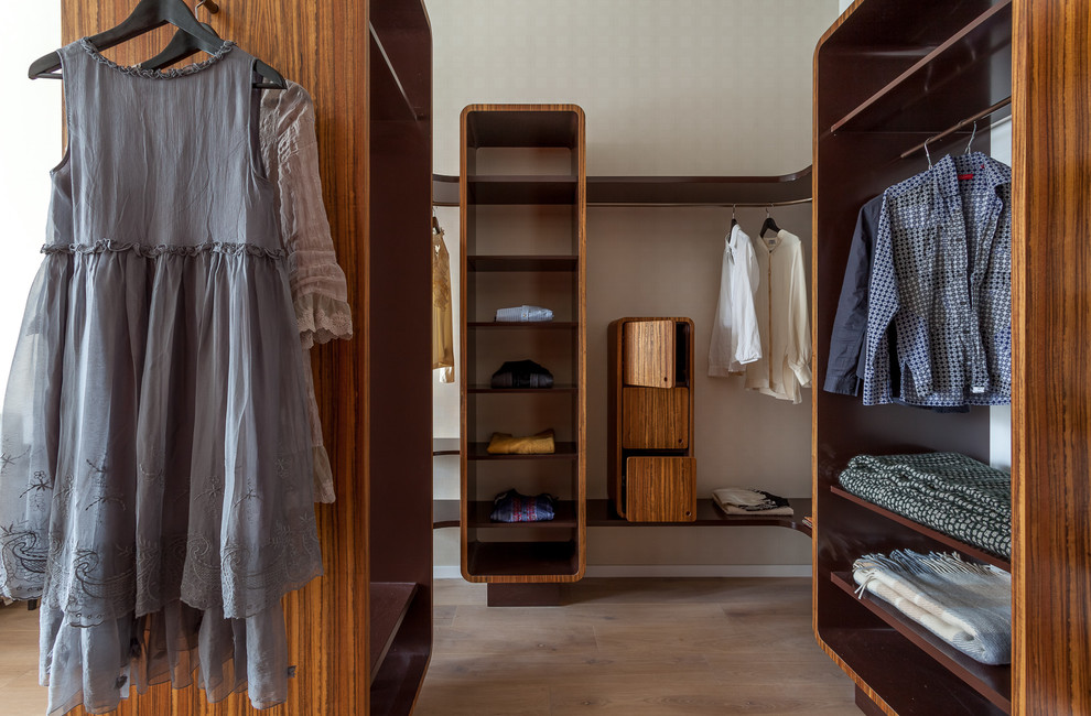 Imagen de armario y vestidor unisex contemporáneo con armarios abiertos, puertas de armario de madera oscura, suelo de madera clara y suelo beige