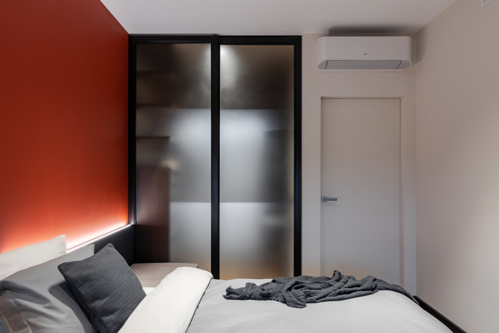 Источник вдохновения для домашнего уюта: хозяйская спальня среднего размера в современном стиле с красными стенами и паркетным полом среднего тона