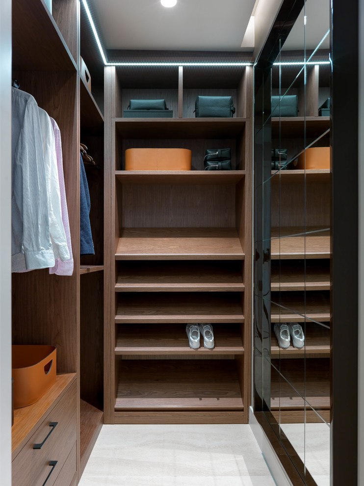 Exempel på ett mellanstort modernt walk-in-closet för män, med släta luckor, skåp i mellenmörkt trä, marmorgolv och beiget golv