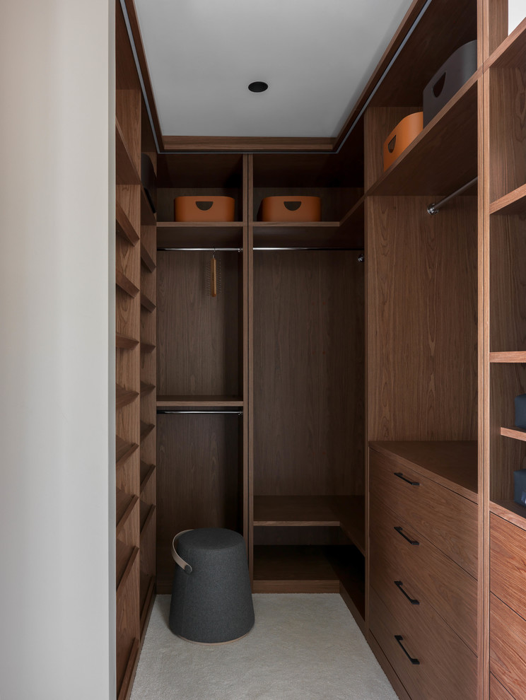 Imagen de armario vestidor unisex contemporáneo de tamaño medio con armarios con paneles lisos, puertas de armario de madera oscura y suelo blanco