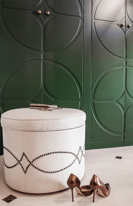 Пример оригинального дизайна: шкаф в нише среднего размера в современном стиле с фасадами с выступающей филенкой, зелеными фасадами и полом из керамической плитки для женщин