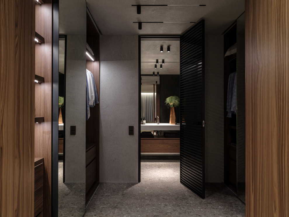 На фото: гардеробная комната унисекс в современном стиле с серым полом, открытыми фасадами и темными деревянными фасадами с