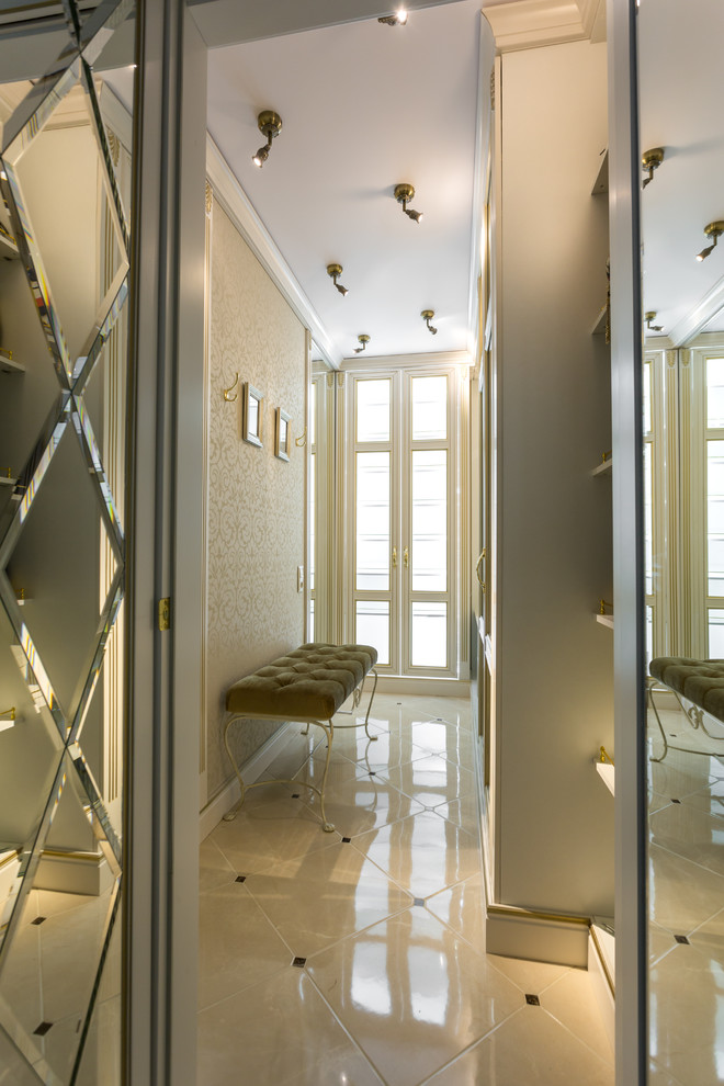 Klassisches Ankleidezimmer mit Porzellan-Bodenfliesen und beigem Boden in Moskau