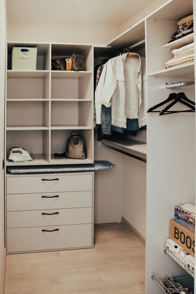 Foto de armario y vestidor actual pequeño con suelo laminado y suelo gris