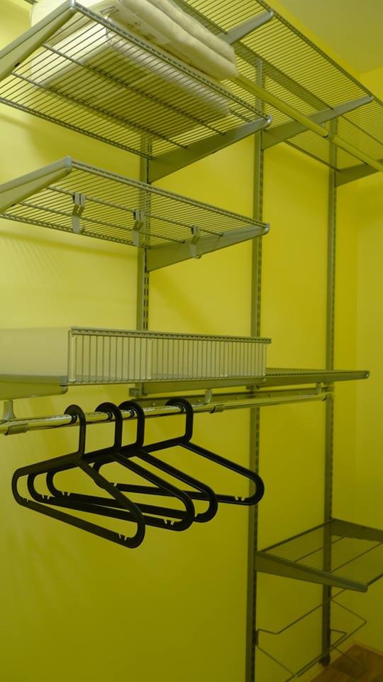 Ispirazione per una cabina armadio design di medie dimensioni con nessun'anta, pavimento in laminato e pavimento beige