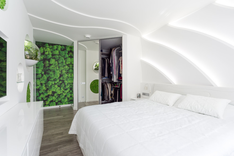Стильный дизайн: гардеробная комната среднего размера, унисекс в современном стиле с стеклянными фасадами, полом из бамбука и серым полом - последний тренд