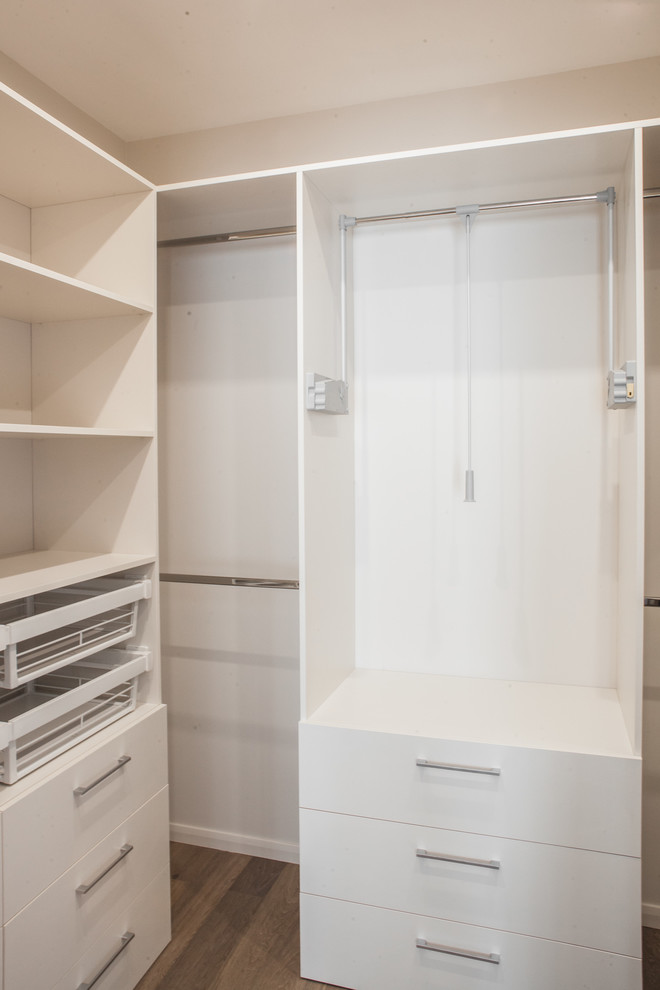 Idee per una piccola cabina armadio unisex minimal con nessun'anta, ante bianche e pavimento in legno massello medio