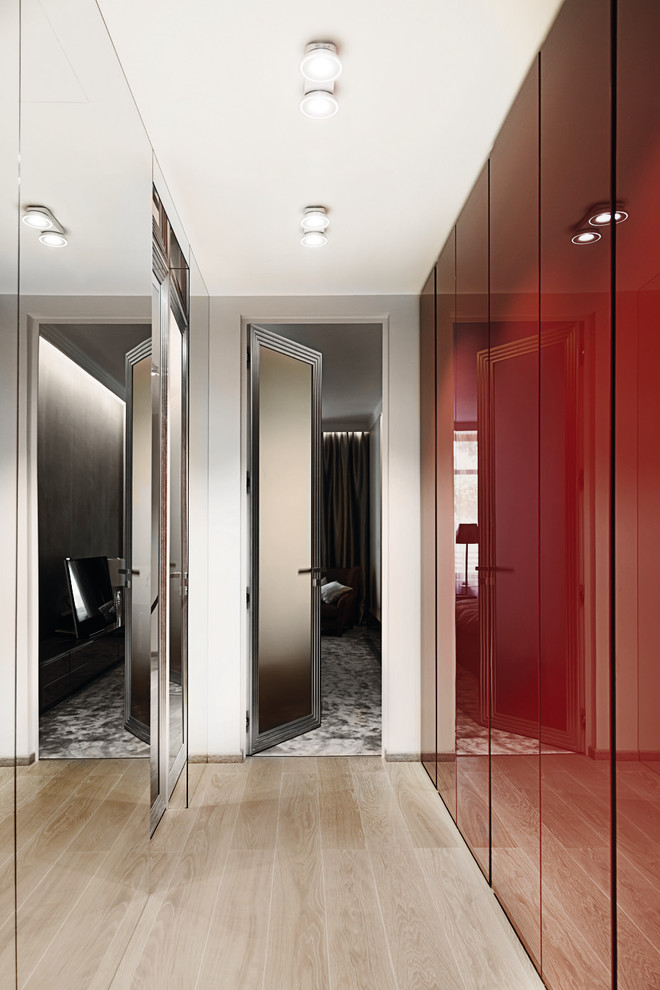На фото: гардеробная комната унисекс в современном стиле с плоскими фасадами, красными фасадами, светлым паркетным полом и бежевым полом