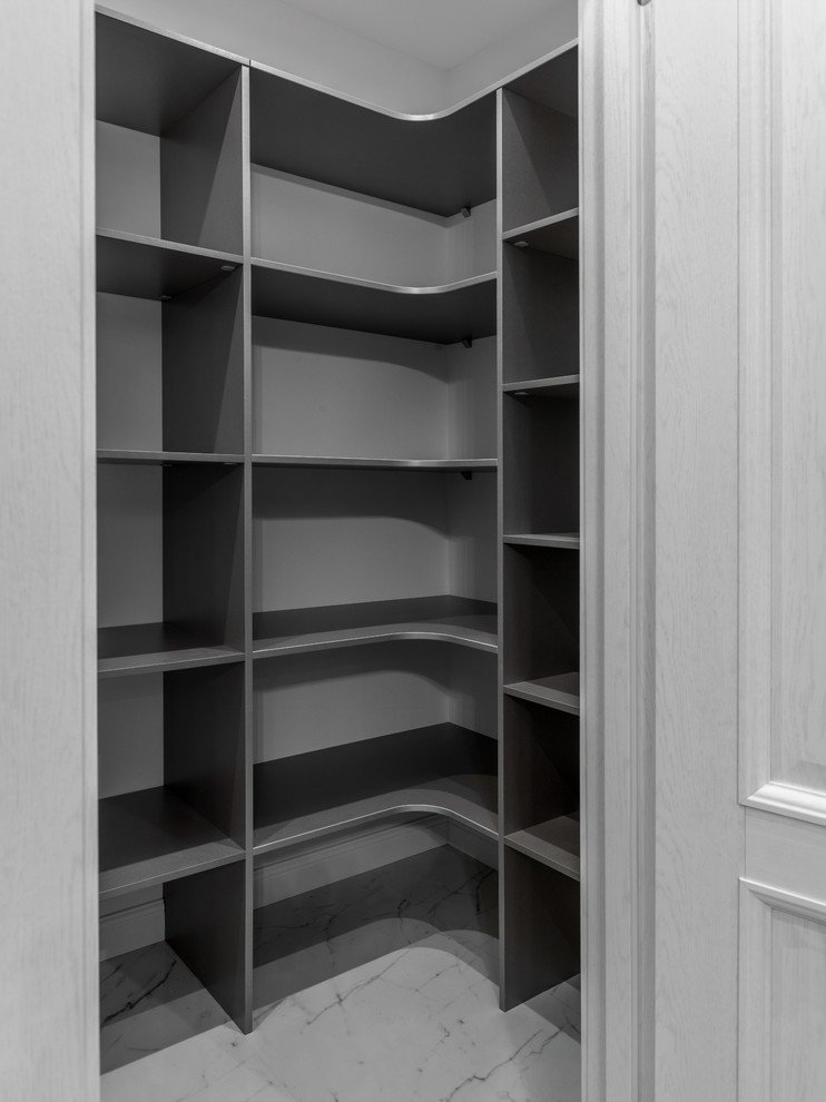 Imagen de armario vestidor contemporáneo con armarios abiertos y suelo blanco