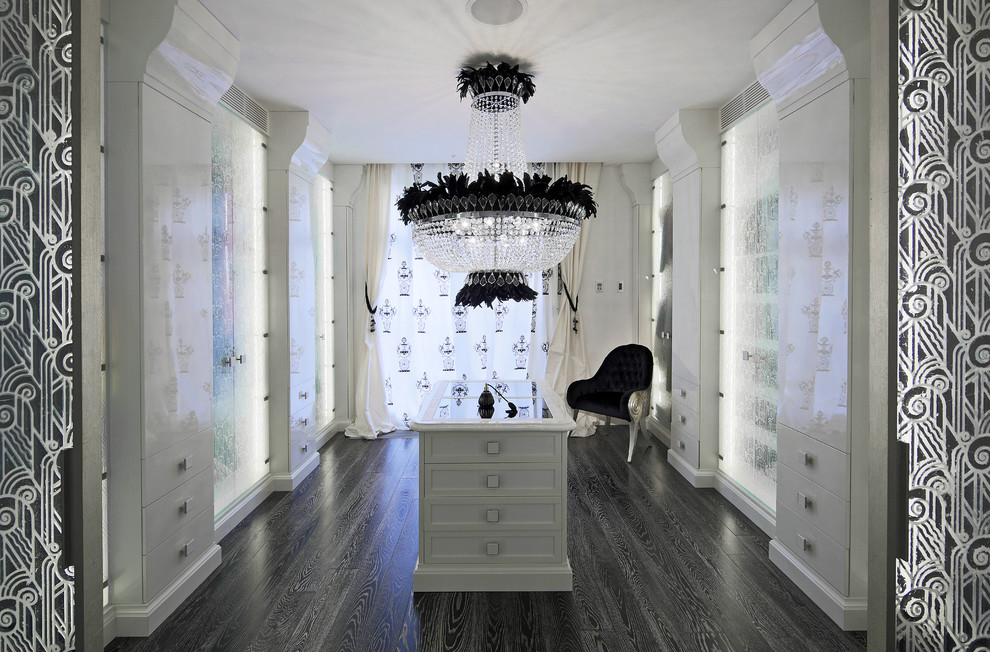 Geräumiges Klassisches Ankleidezimmer mit Ankleidebereich, Schrankfronten mit vertiefter Füllung, weißen Schränken und dunklem Holzboden in Moskau