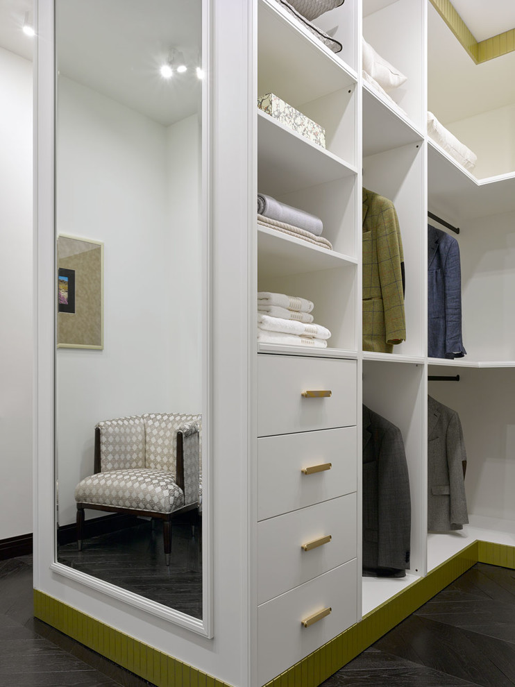 Imagen de armario vestidor unisex clásico renovado grande con armarios con paneles lisos, puertas de armario blancas, suelo negro y suelo de madera oscura