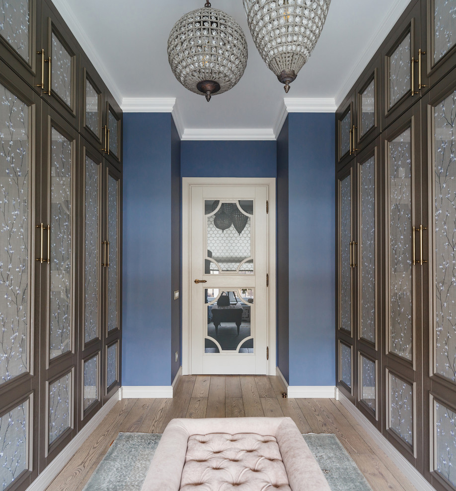 Источник вдохновения для домашнего уюта: гардеробная комната унисекс в стиле неоклассика (современная классика) с паркетным полом среднего тона, коричневым полом и серыми фасадами