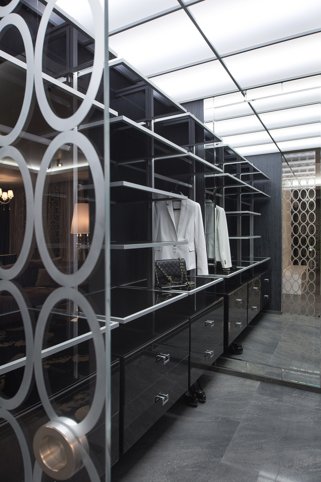 Стильный дизайн: гардеробная комната унисекс в современном стиле с плоскими фасадами и черными фасадами - последний тренд