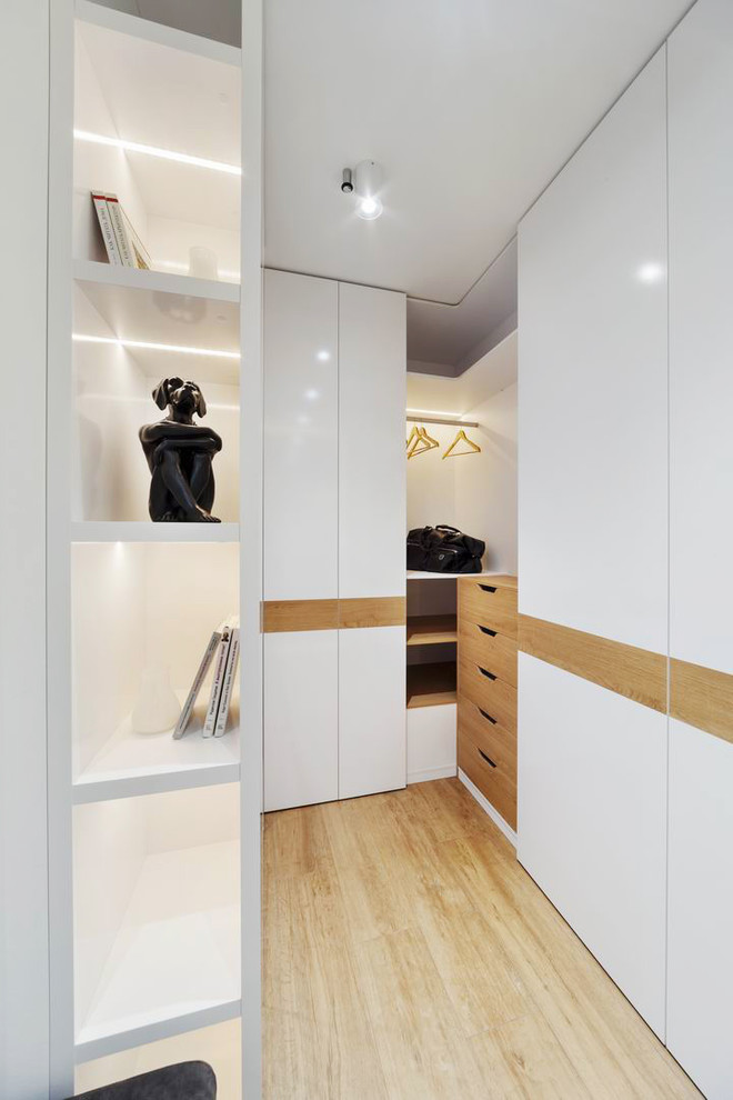 Idéer för att renovera ett litet funkis walk-in-closet för män, med släta luckor, vita skåp, vinylgolv och beiget golv