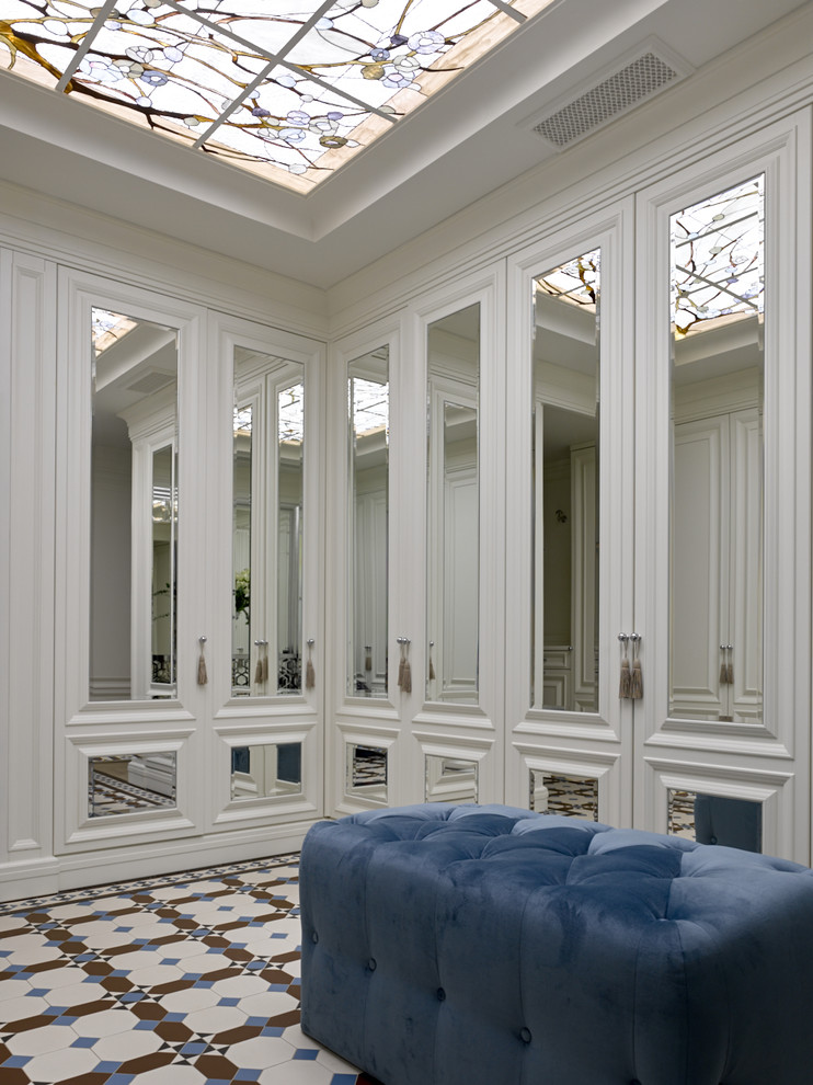 Идея дизайна: гардеробная комната унисекс в стиле неоклассика (современная классика) с стеклянными фасадами, белыми фасадами и разноцветным полом