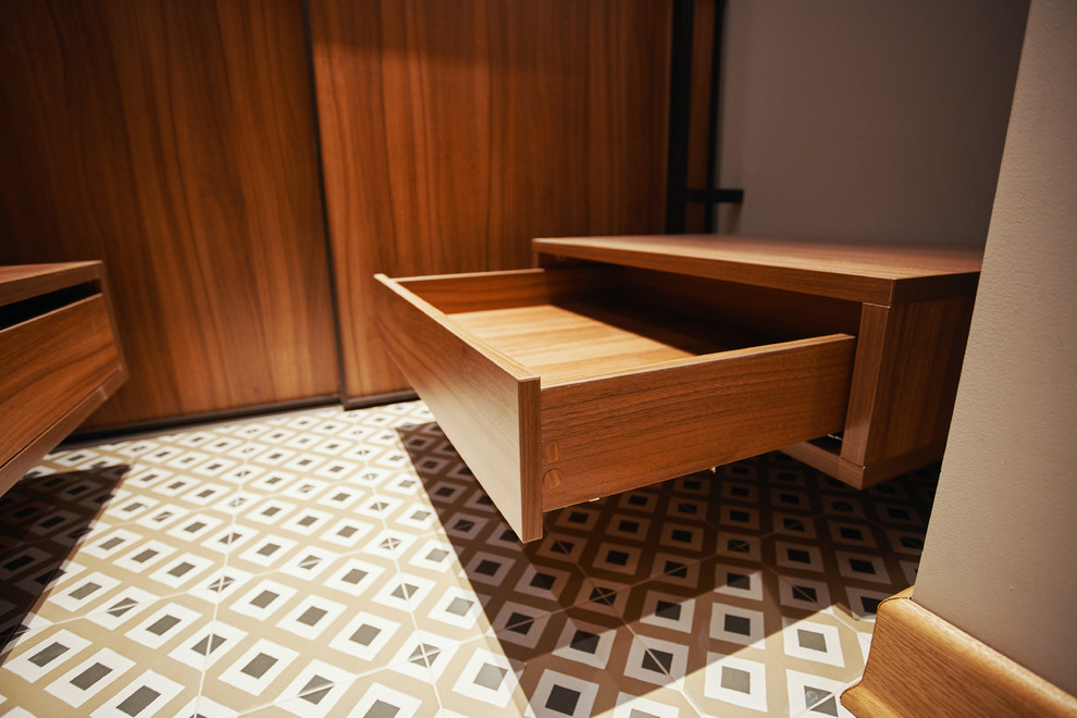 На фото: маленькая гардеробная комната в современном стиле с полом из керамической плитки для на участке и в саду