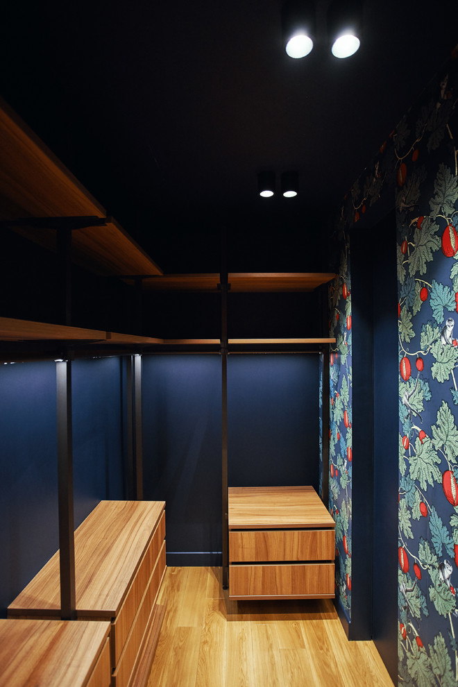 Immagine di una piccola cabina armadio minimal con pavimento con piastrelle in ceramica