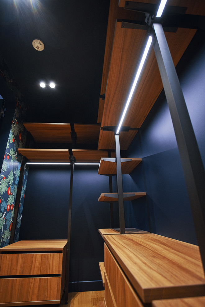 Immagine di una piccola cabina armadio design con pavimento con piastrelle in ceramica