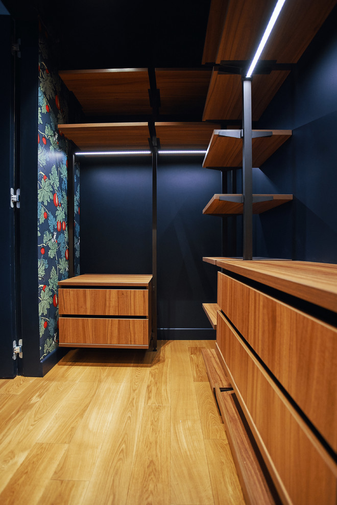 На фото: маленькая гардеробная комната в современном стиле с полом из керамической плитки для на участке и в саду