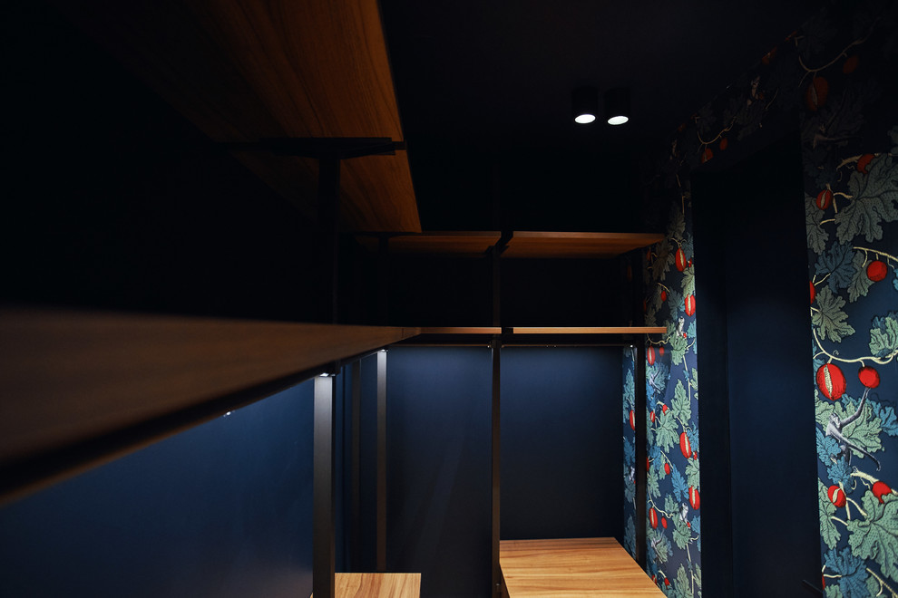 Свежая идея для дизайна: маленькая гардеробная комната в современном стиле с полом из керамической плитки для на участке и в саду - отличное фото интерьера