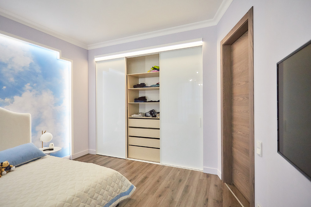 Example of a mid-sized danish closet design in Moscow