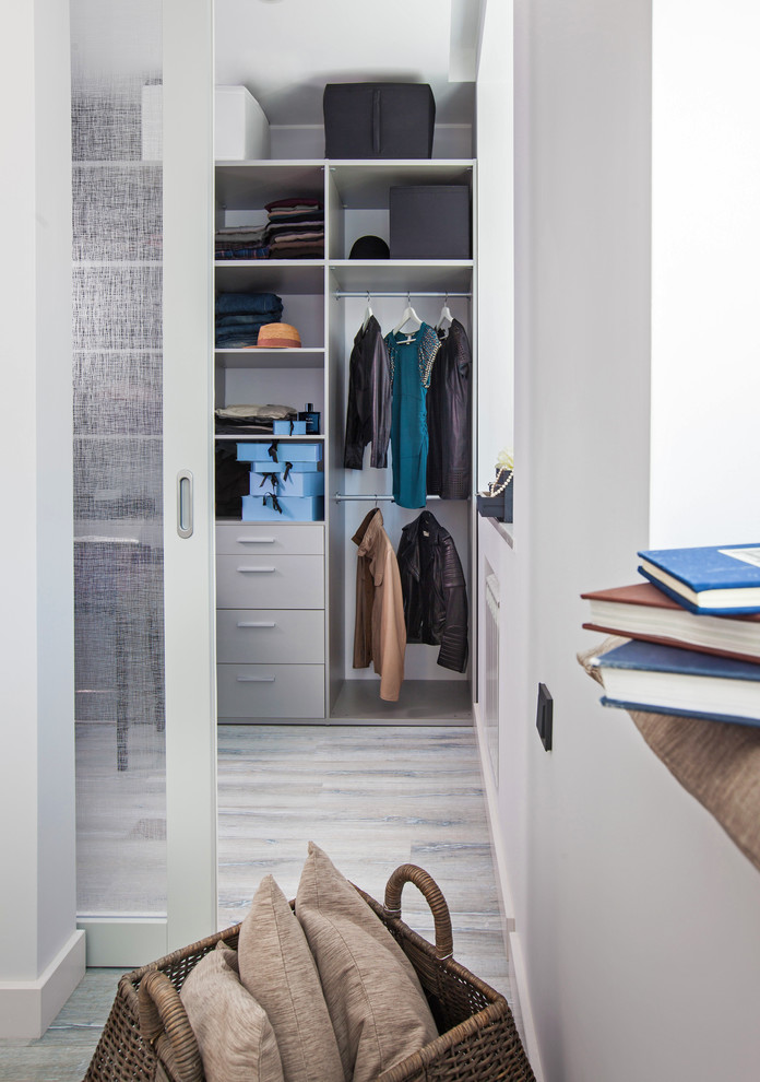 На фото: гардеробная комната среднего размера, унисекс в современном стиле с открытыми фасадами, серыми фасадами, пробковым полом и серым полом