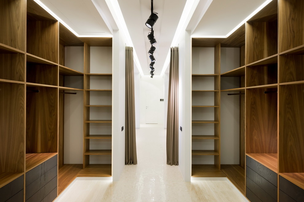 На фото: гардеробная комната в современном стиле с черными фасадами