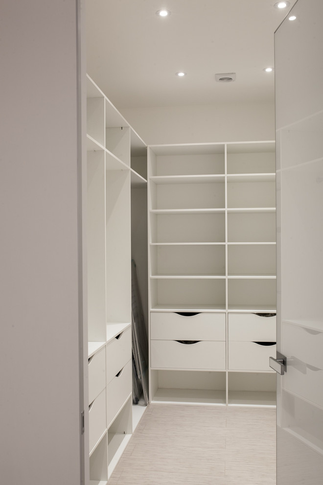 Immagine di una cabina armadio unisex contemporanea di medie dimensioni con nessun'anta, ante bianche, pavimento in laminato e pavimento beige