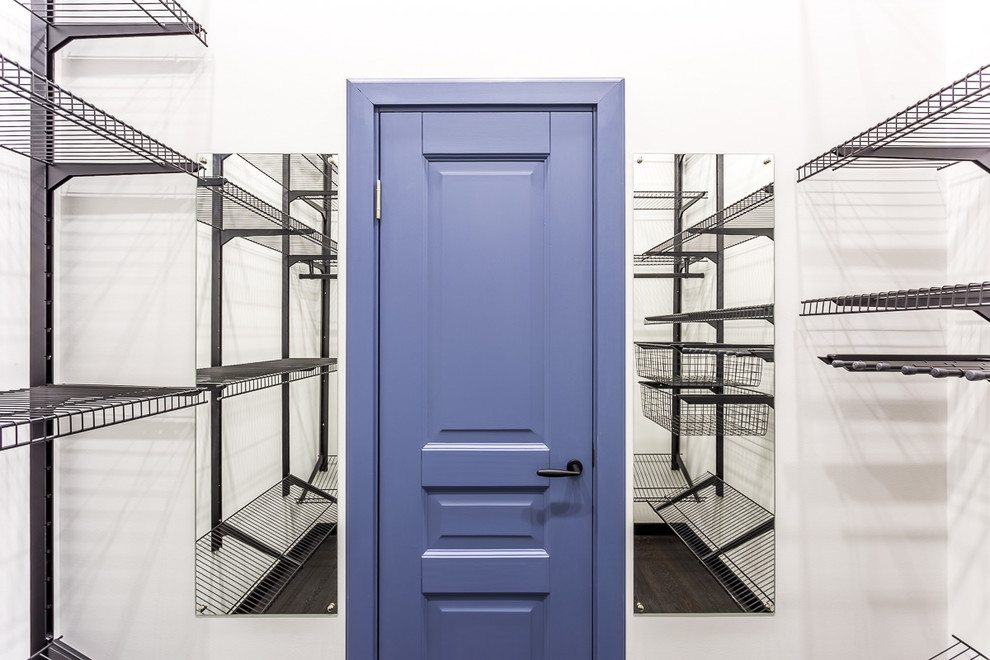 Inspiration för moderna walk-in-closets för könsneutrala, med öppna hyllor och mörkt trägolv