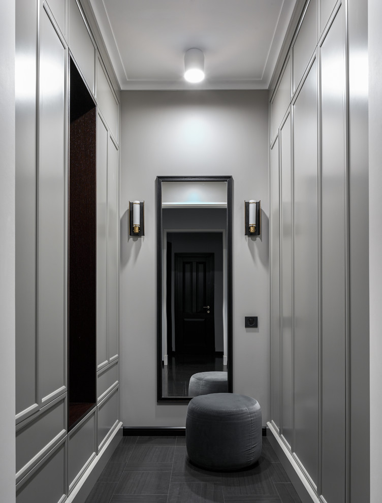 Exempel på ett litet modernt walk-in-closet för könsneutrala, med luckor med upphöjd panel, grå skåp, marmorgolv och grått golv