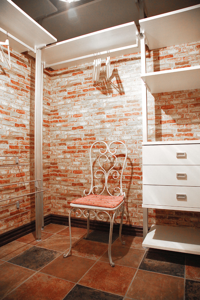 Diseño de armario y vestidor campestre pequeño con suelo de baldosas de cerámica