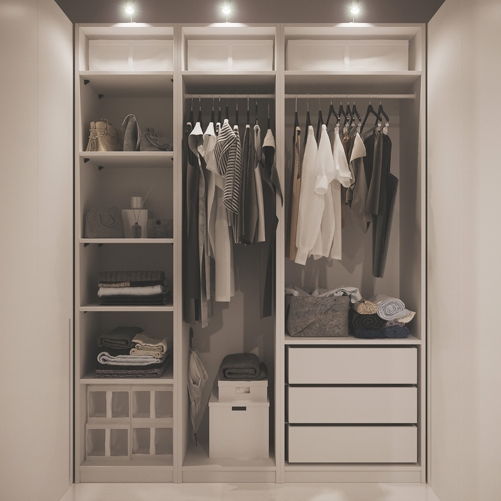Ejemplo de armario vestidor de mujer actual pequeño con armarios con paneles lisos, puertas de armario blancas, suelo de baldosas de porcelana y suelo blanco
