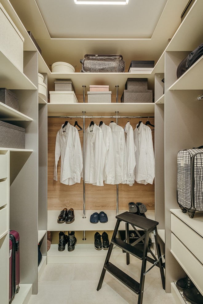Diseño de armario vestidor unisex actual con armarios con paneles lisos y puertas de armario blancas