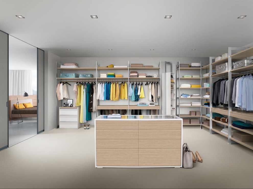 Стильный дизайн: большая гардеробная комната унисекс в современном стиле с открытыми фасадами, полом из ламината и серым полом - последний тренд