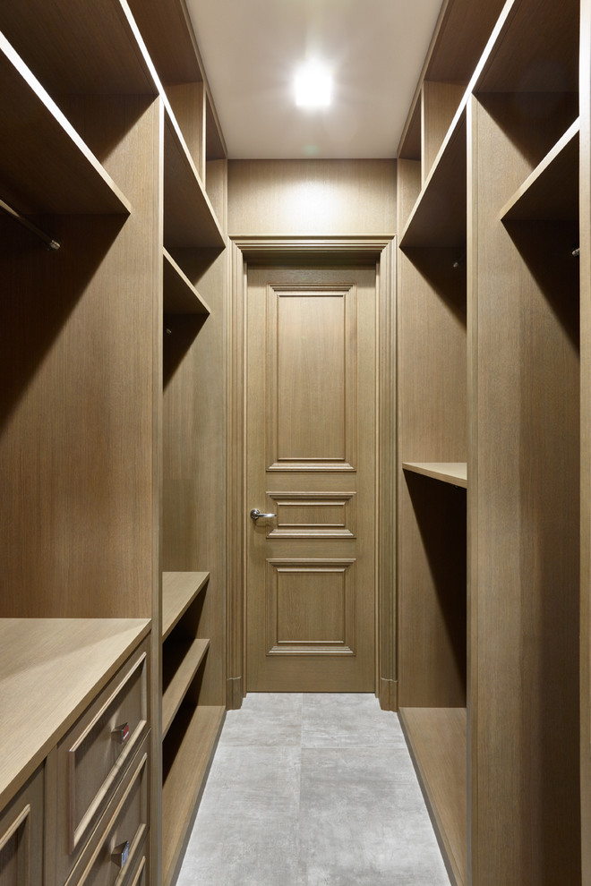 Идея дизайна: гардеробная комната унисекс в стиле неоклассика (современная классика) с фасадами с утопленной филенкой, фасадами цвета дерева среднего тона и серым полом