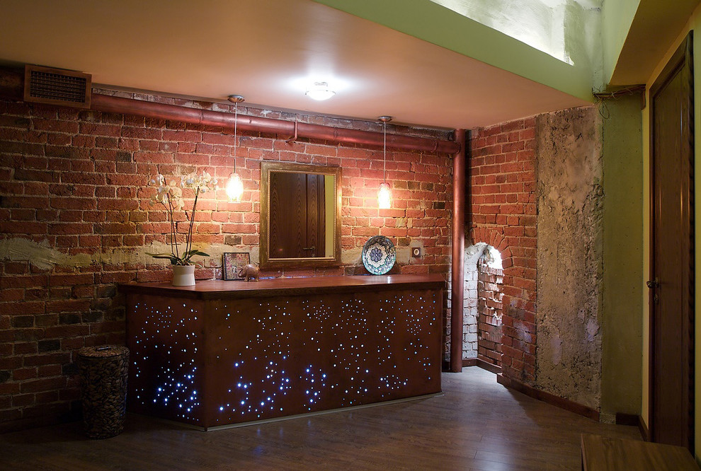 Inspiration för ett litet orientaliskt walk-in-closet för könsneutrala, med laminatgolv och brunt golv