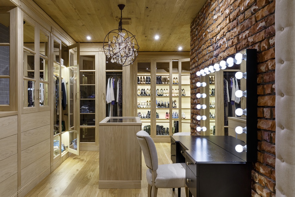 Foto di uno spazio per vestirsi unisex industriale con ante lisce, ante in legno chiaro, parquet chiaro e pavimento beige