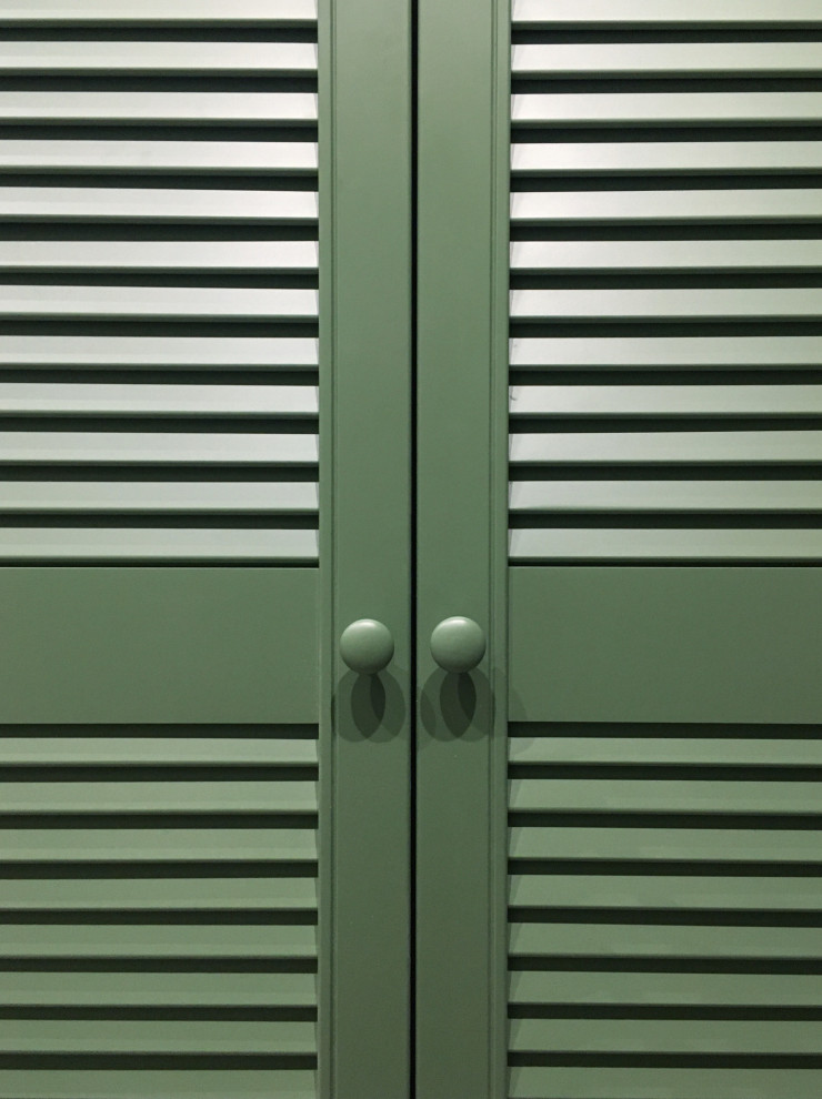 Immagine di un piccolo armadio o armadio a muro unisex design con ante a persiana
